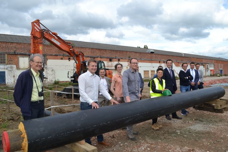 Gouverneur Cathy Berx legt eerste buis van warmtenet Warmte Verzilverd Gouverneur Cathy Berx legt eerste buis van warmtenet Warmte Verzilverd